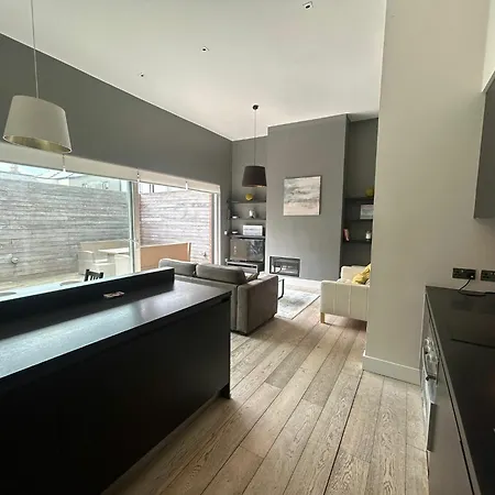 Stylish 2bdr House With 2 Bathrooms Garden Apartment