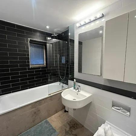 Stylish 2bdr House With 2 Bathrooms Garden *