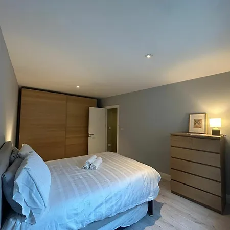 Stylish 2bdr House With 2 Bathrooms Garden