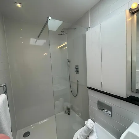 Stylish 2bdr House With 2 Bathrooms Garden