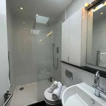 Apartment Stylish 2bdr House With 2 Bathrooms Garden